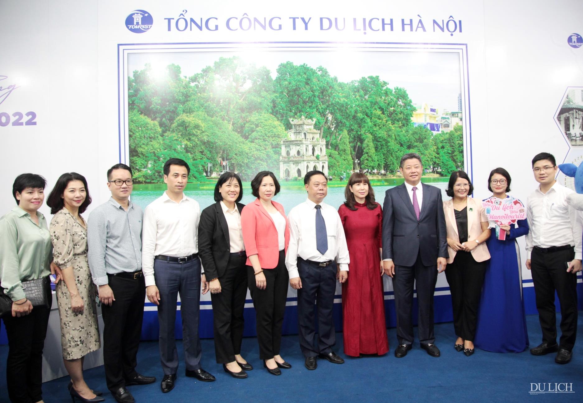 Các đại biểu chụp ảnh lưu niệm tại gian hàng Tổng Công ty Du lịch Hà Nội